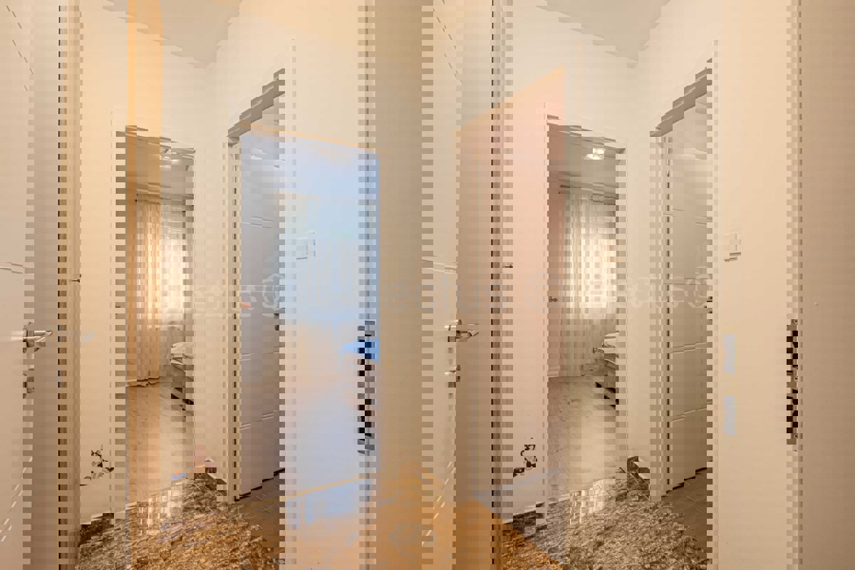 Stanovanje v pritličju - dvosobno, opremljeno in vseljivo, Fažana, Valbandon