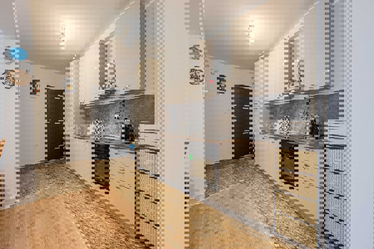 Stanovanje v pritličju - dvosobno, opremljeno in vseljivo, Fažana, Valbandon