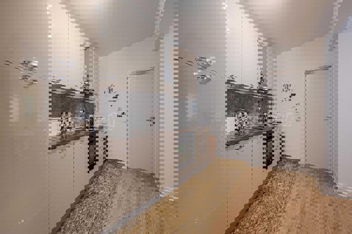 Stanovanje v pritličju - dvosobno, opremljeno in vseljivo, Fažana, Valbandon