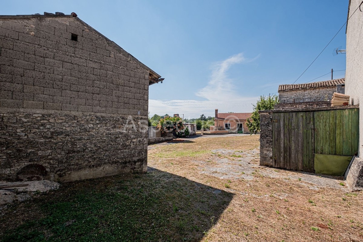 Kamnita hiša z gospodarskim poslopjem in garažo, Svetvinčenat, Istra