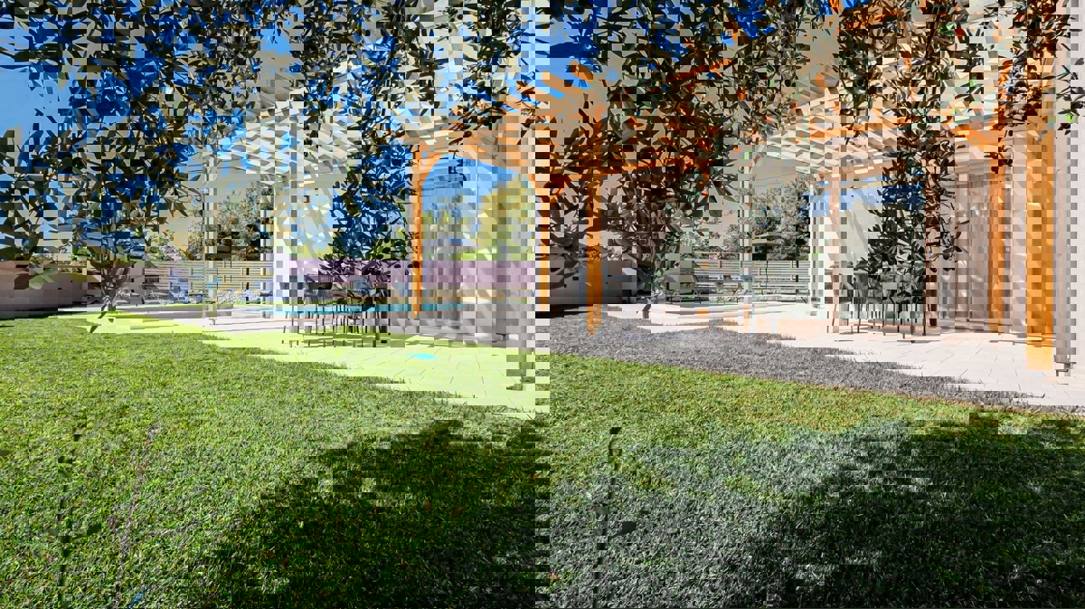 Istra, Ekskluzivna hiša v Mutvoranu – popolnoma opremljena, z bazenom in vrtom