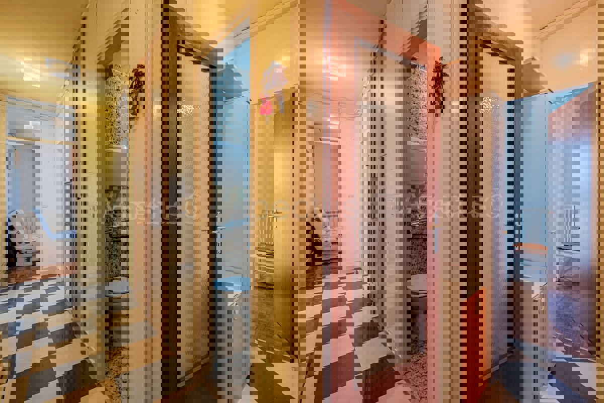 Dvosobno stanovanje s centralnim ogrevanjem + garaža, Pulj, Šijana