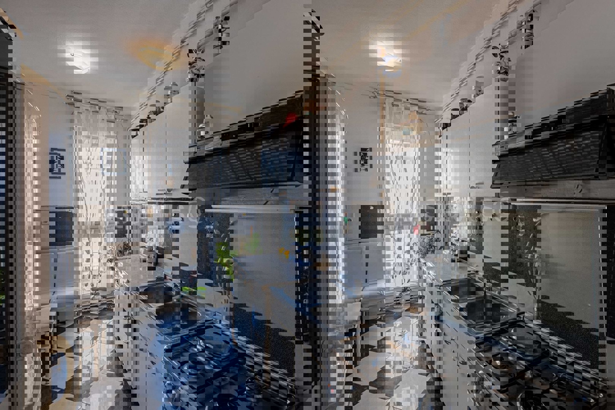 Dvosobno stanovanje s centralnim ogrevanjem + garaža, Pulj, Šijana