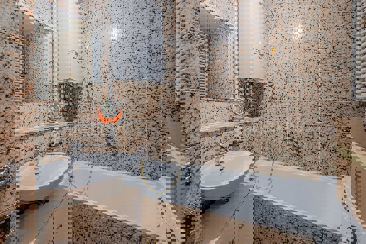 Dvosobno stanovanje s centralnim ogrevanjem + garaža, Pulj, Šijana