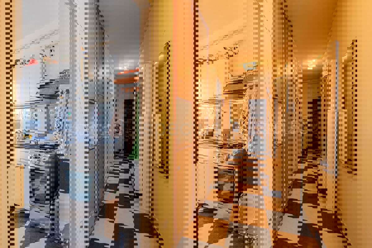 Dvosobno stanovanje s centralnim ogrevanjem + garaža, Pulj, Šijana