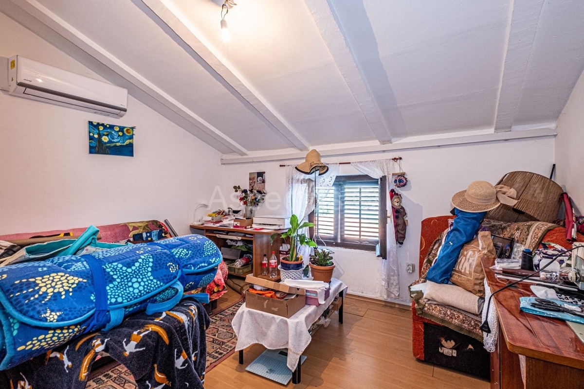 Stan s četiri spavaće sobe, 300 m od plaže, Medulin, Banjole