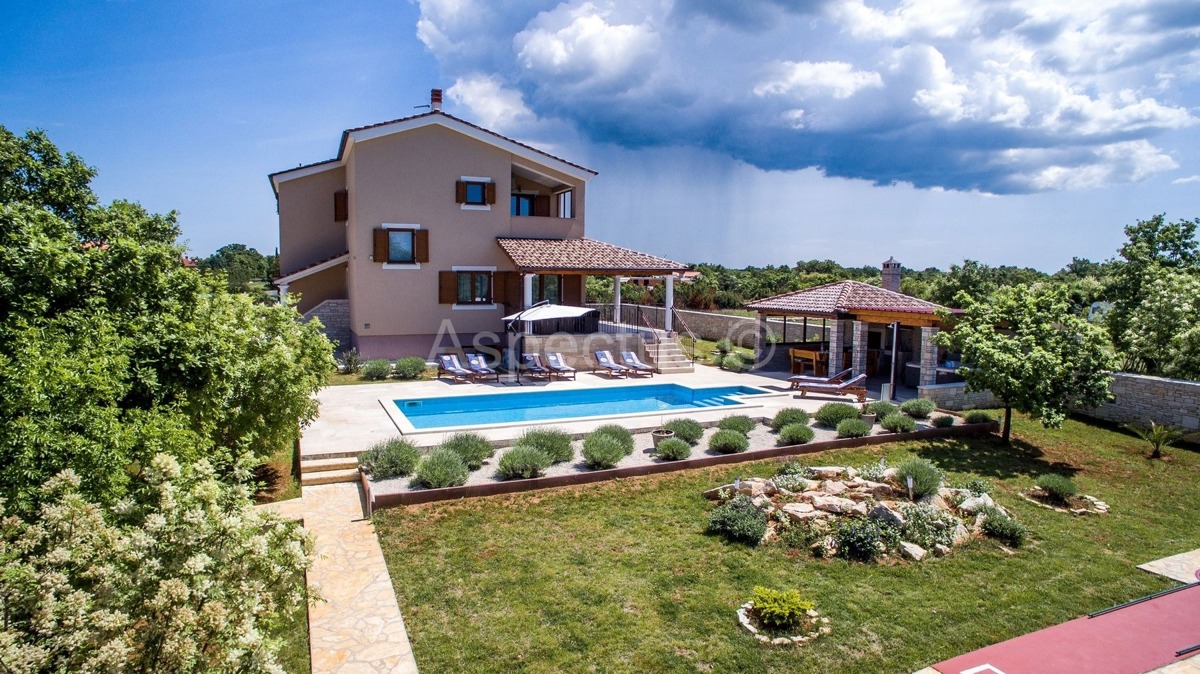 Luksuzna vila sa bazenom na mirnoj lokaciji, Svetvinčenat, Istra