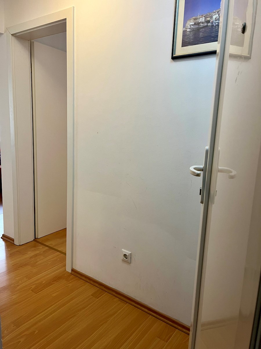 Enosobno prenovljeno stanovanje v centru Rovinja