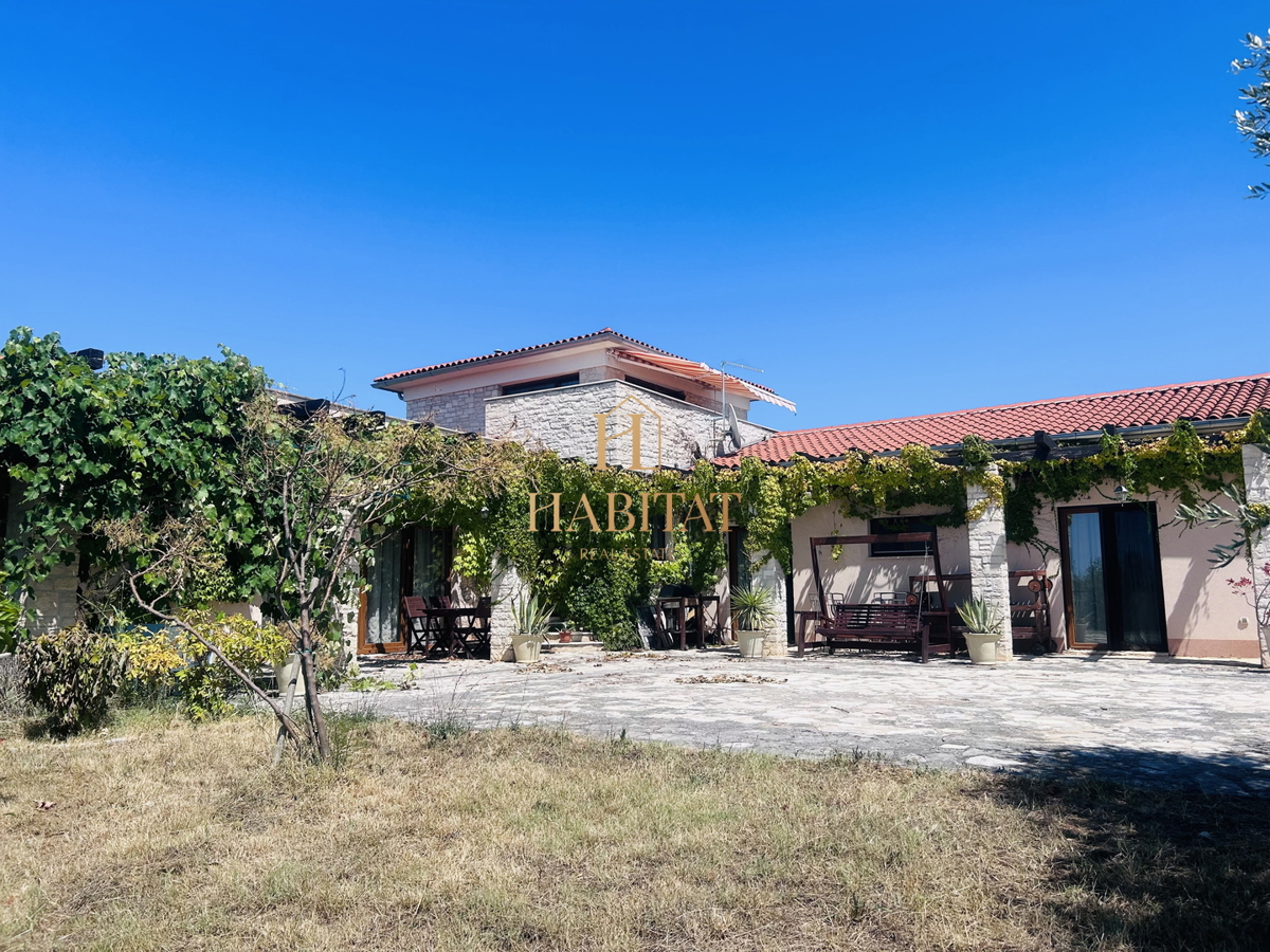Istra, Umag, hiša 251m2, dvorišče 1276m2, mirna vas