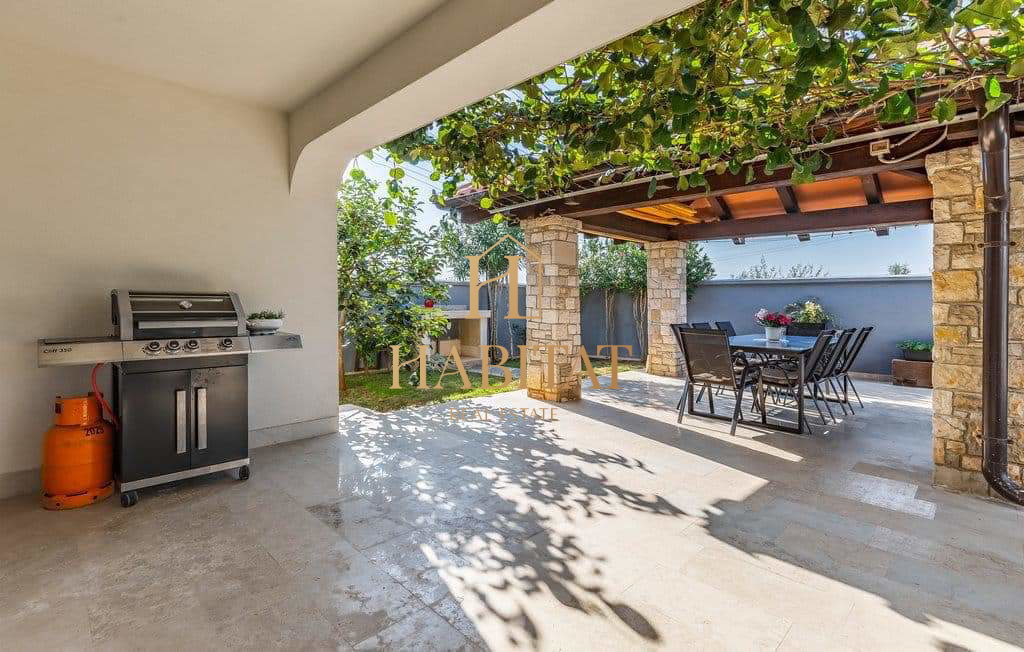 Istra, Medulin, Hiša 230m2, dva apartmaja, velik vrt 985m2