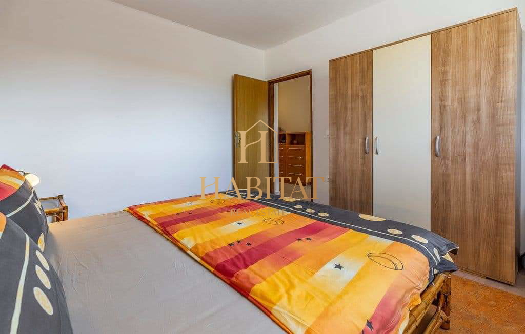 Istra, Medulin, Hiša 230m2, dva apartmaja, velik vrt 985m2