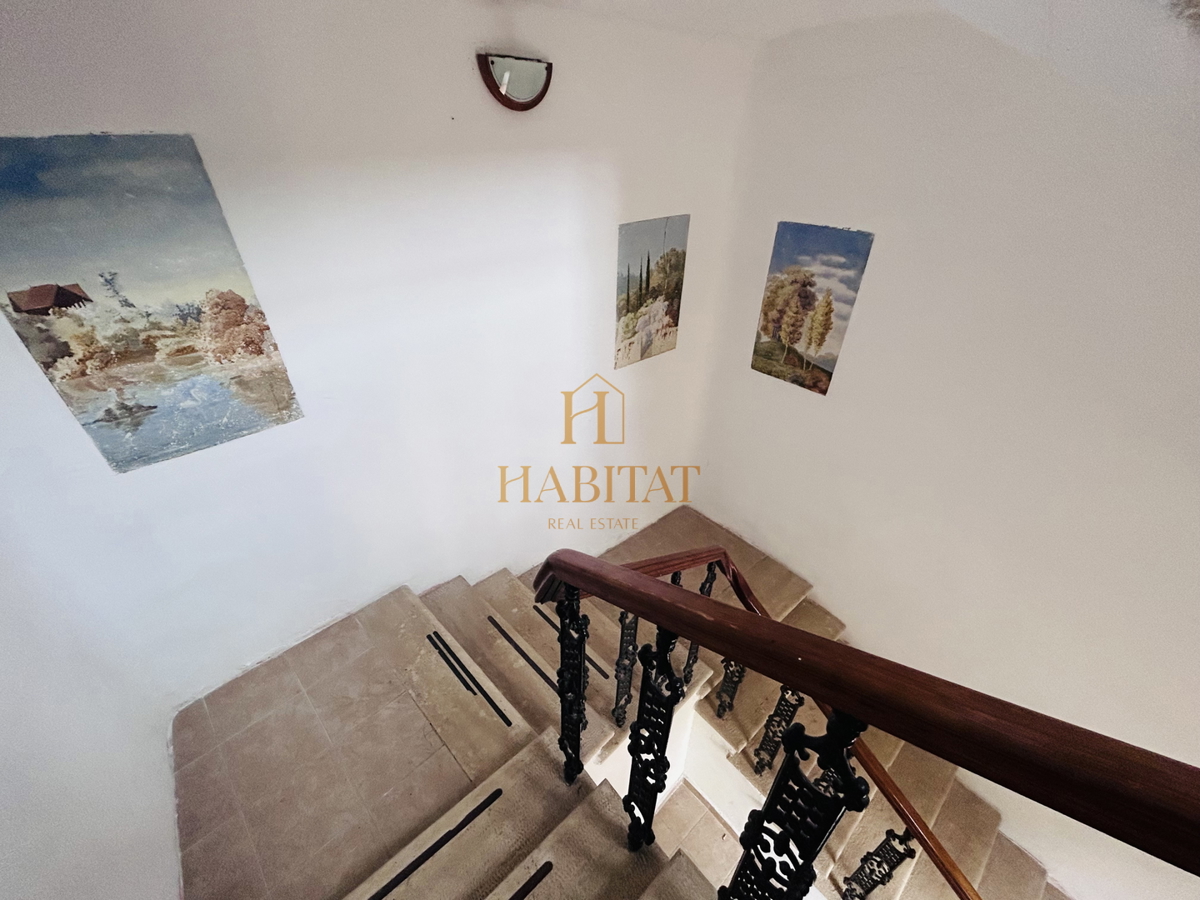 Istra , Pula , Šijana , Villa 200m2 , 4SS+DB , garaža , poslovni prostor