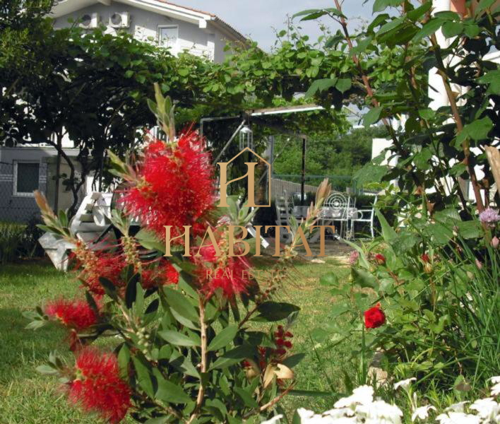 Istra, Hiša 288m2, štiri apartmaji, blizu morja, Valbandon
