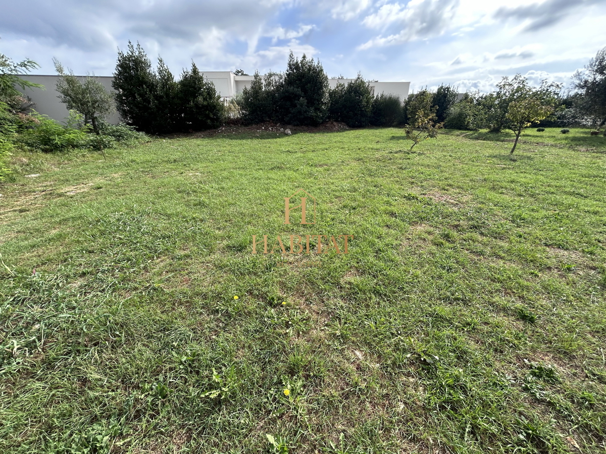 Istra, Zambratija, gradbeno zemljišče 680m2, plačane komunale, projekt