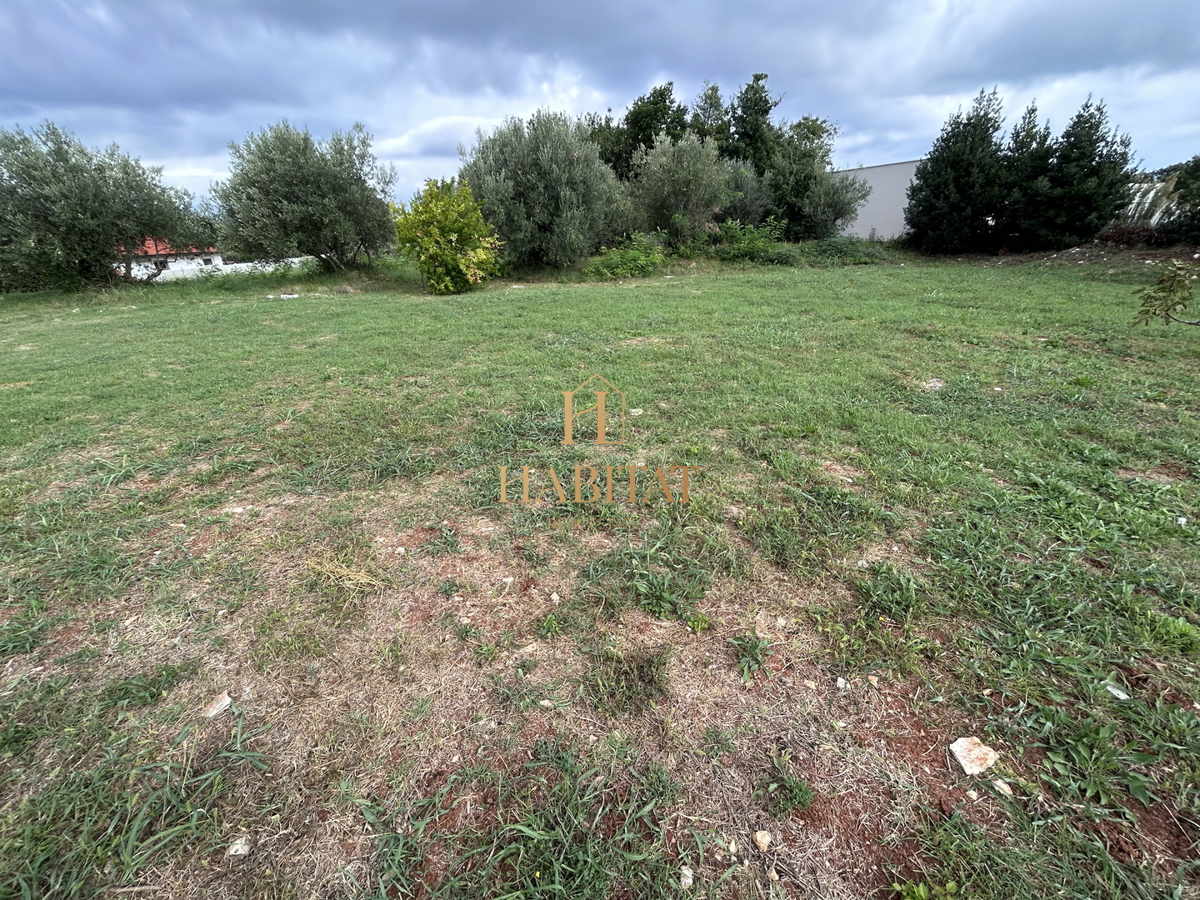 Istra, Zambratija, gradbeno zemljišče 680m2, plačane komunale, projekt