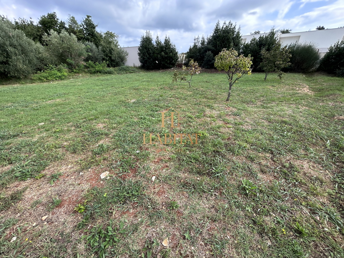 Istra, Zambratija, gradbeno zemljišče 680m2, plačane komunale, projekt