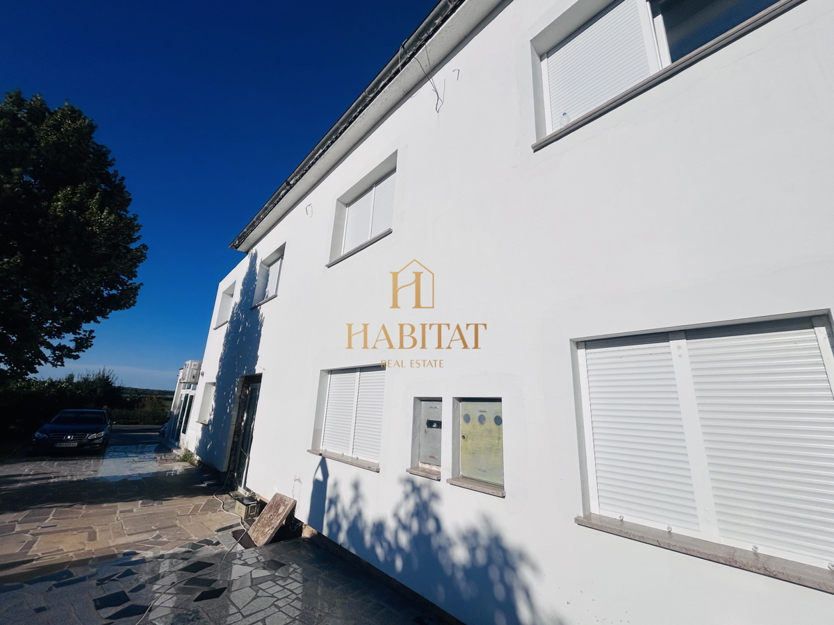 Istra, Umag, hiša 400m2, poslovni prostor ob glavni cesti, gradbena parcela 1310m2, prodamo