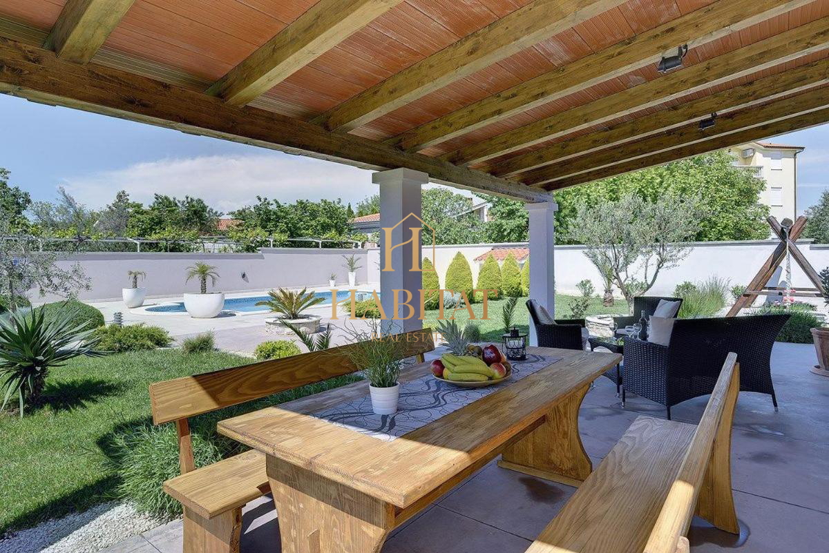 Istra, Medulin, Vila 300m2 z bazenom, 500m od morja