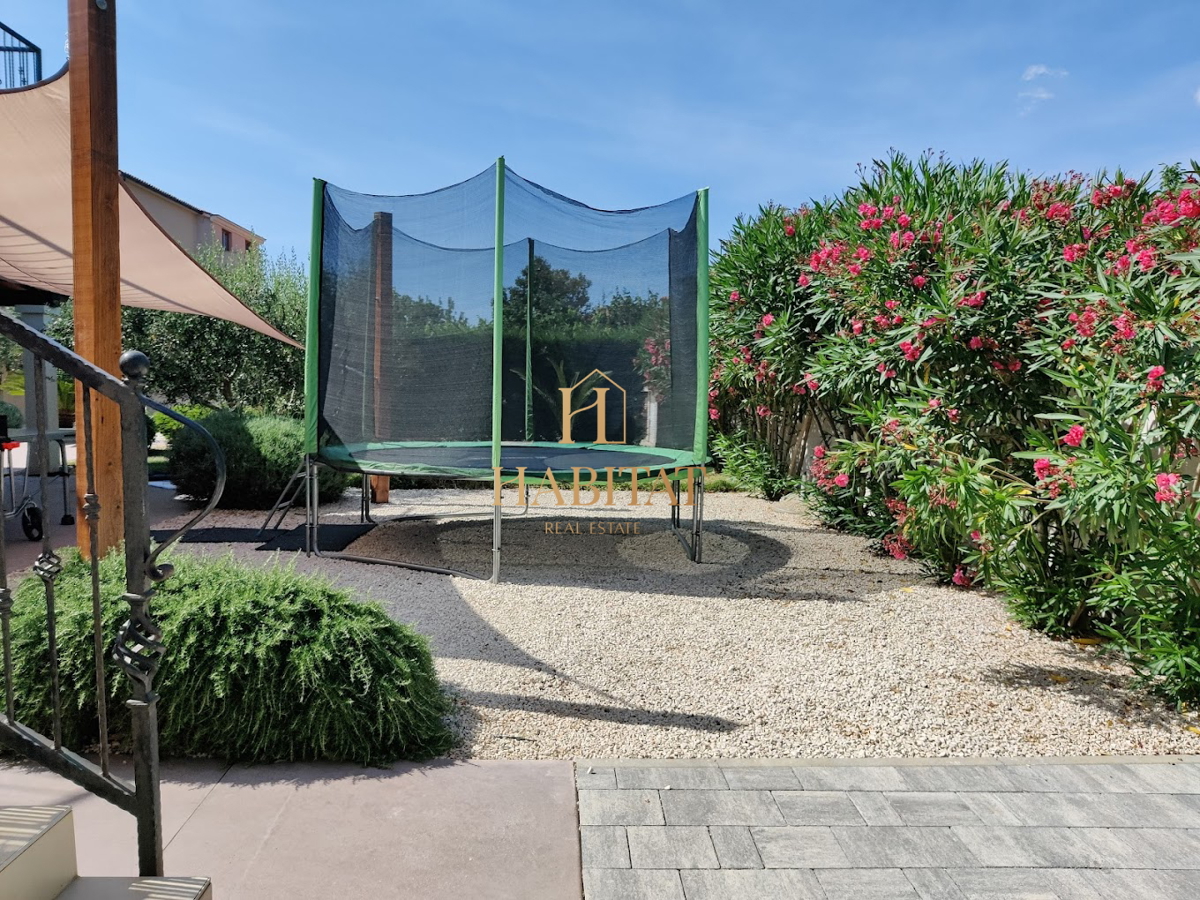 Istra, Medulin, Vila 300m2 z bazenom, 500m od morja