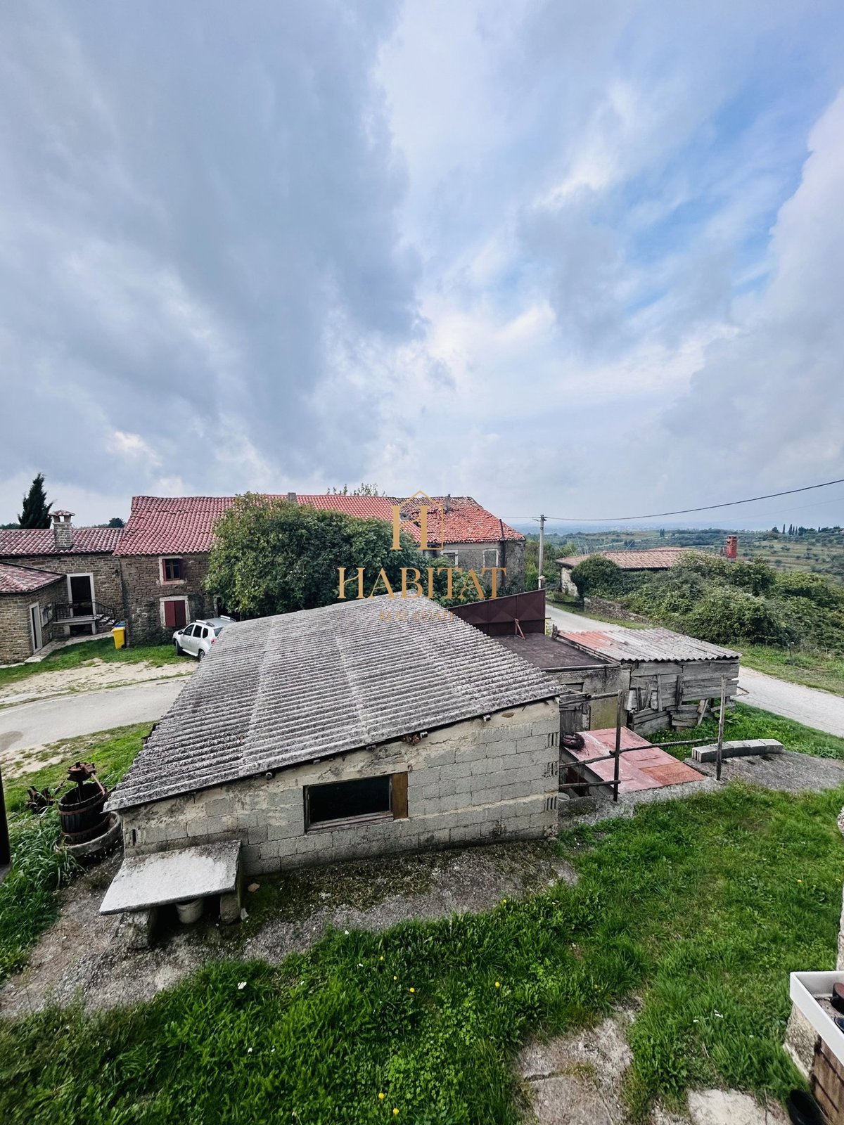 Istra, okolica Momjana, dve stari kamniti hiši, 219m2, stoji