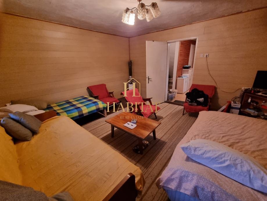 Ravna Gora, hiša 182 m2, gospodarsko poslopje 90 m2, 6s+db, za obnovo