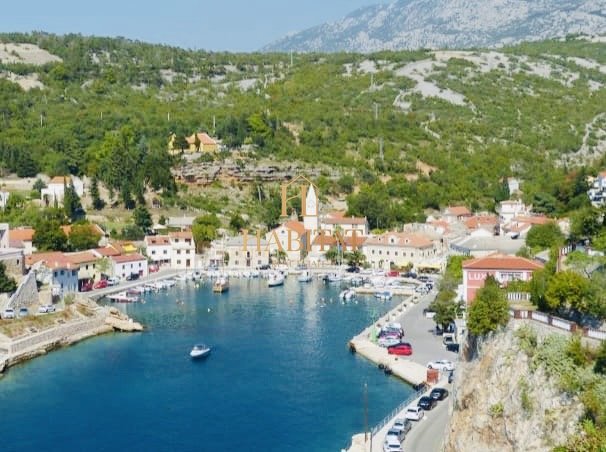 Jablanac, gradbeno zemljišče 439m2, 100m od morja, pogled na morje