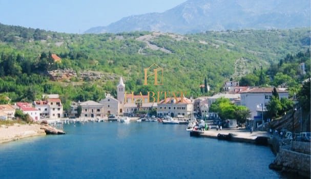 Jablanac, gradbeno zemljišče 439m2, 100m od morja, pogled na morje