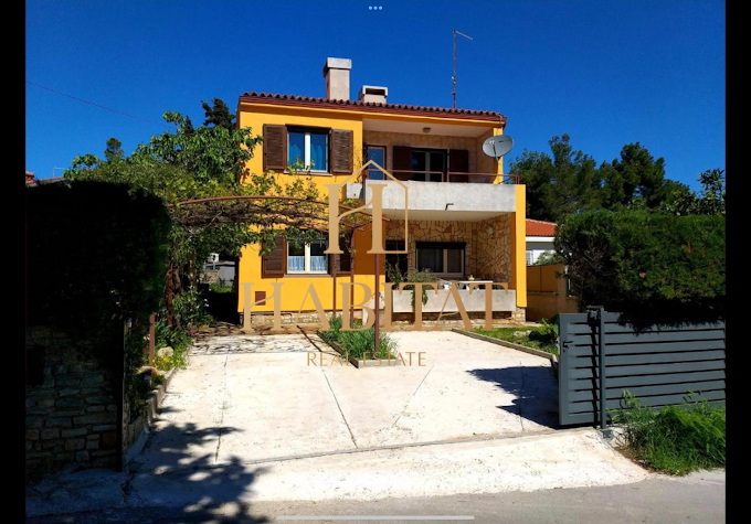 Istra, Premantura, hiša 150m2 z dvema apartmajema, 600m od morja