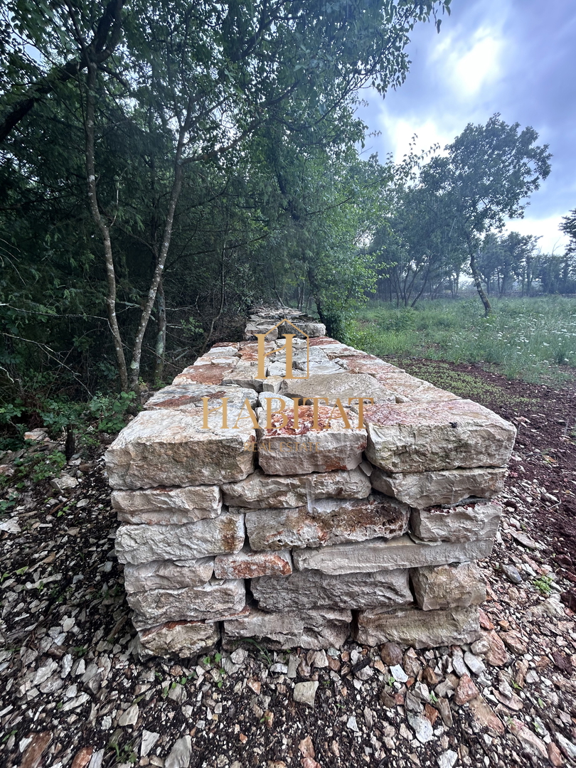 Istra, Vodnjan, kmetijsko zemljišče 1897m2, ograjeno s suhozidom
