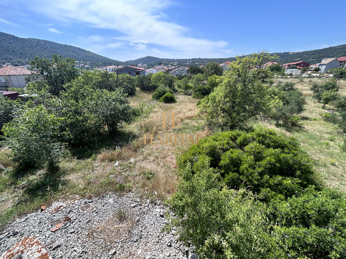 Dalmacija , Split , Vinišćce , zazidljivo zemljišče , mešano naselje , temno rumena cona , pogled na morje