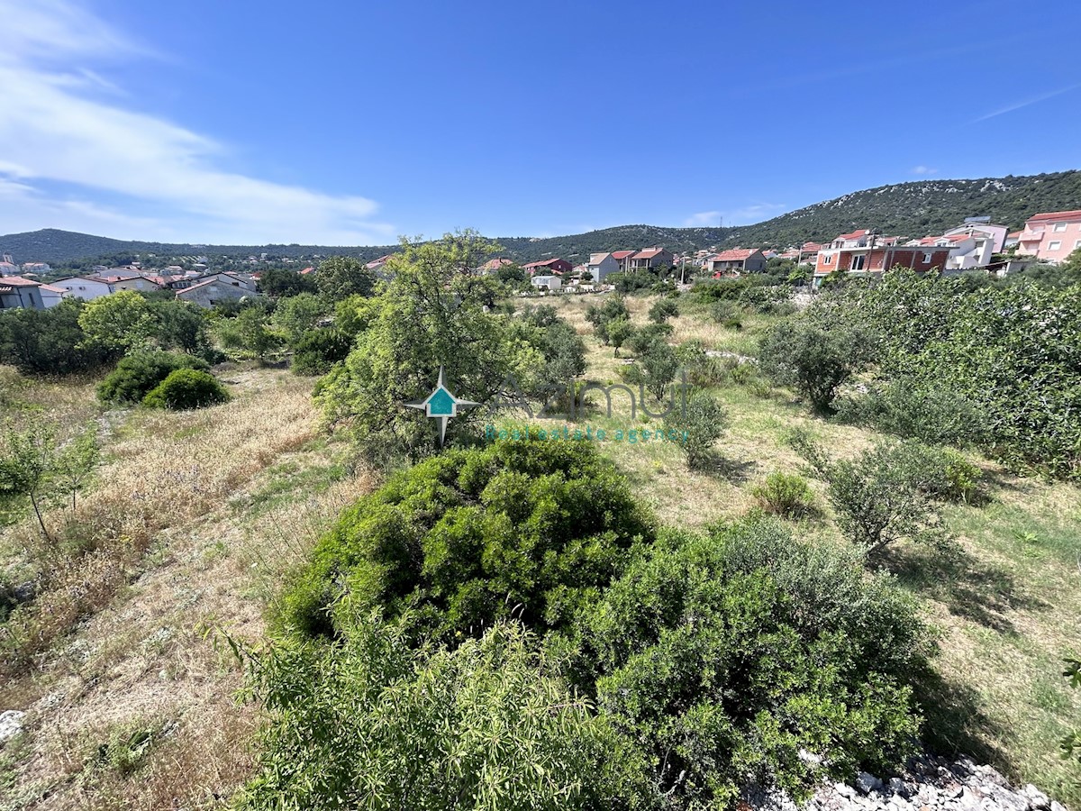 Dalmacija , Split , Vinišćce , zazidljivo zemljišče , mešano naselje , temno rumena cona , pogled na morje