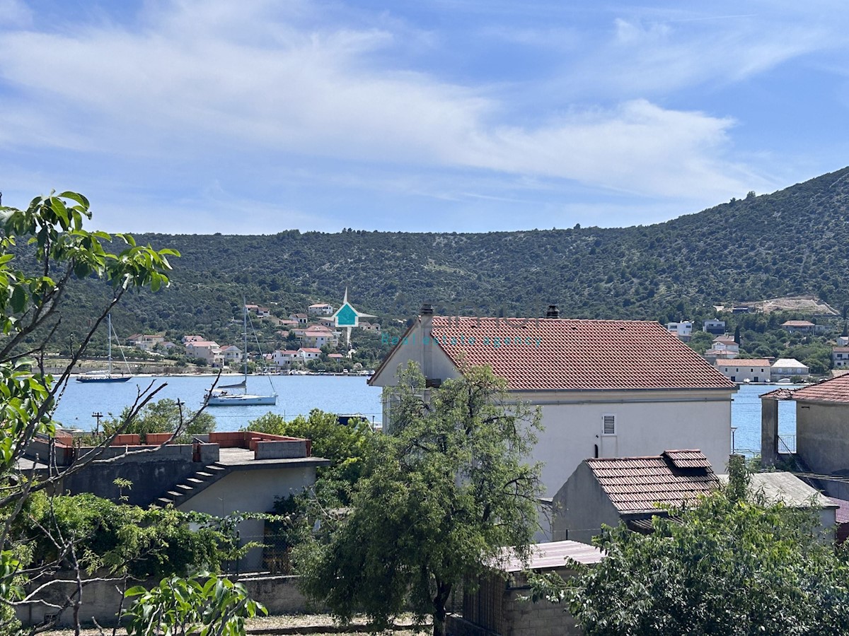 Dalmacija , Split , Vinišćce , zazidljivo zemljišče , mešano naselje , temno rumena cona , pogled na morje