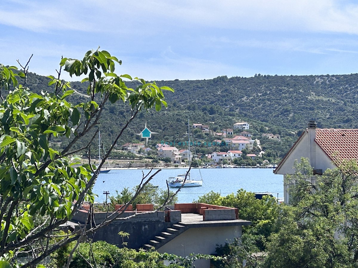 Dalmacija , Split , Vinišćce , zazidljivo zemljišče , mešano naselje , temno rumena cona , pogled na morje