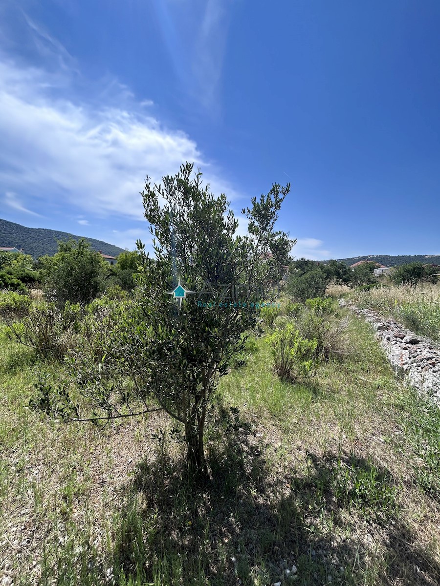 Dalmacija , Split , Vinišćce , zazidljivo zemljišče , mešano naselje , temno rumena cona , pogled na morje