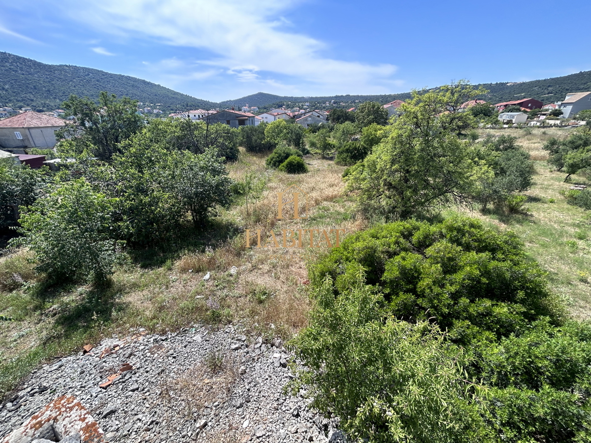 Dalmacija , Split , Vinišćce , zazidljivo zemljišče , mešano naselje , temno rumena cona , pogled na morje