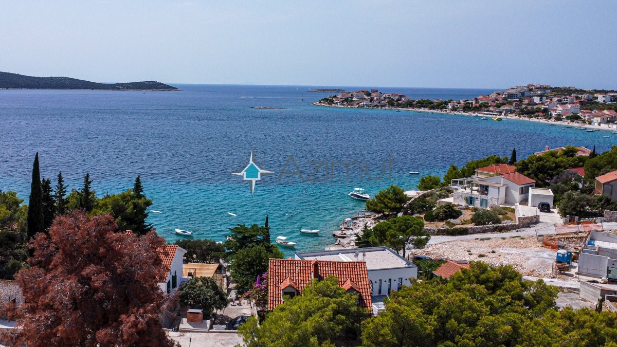 Dalmacija, Marina, Sevid, hiše prva vrsta do morja