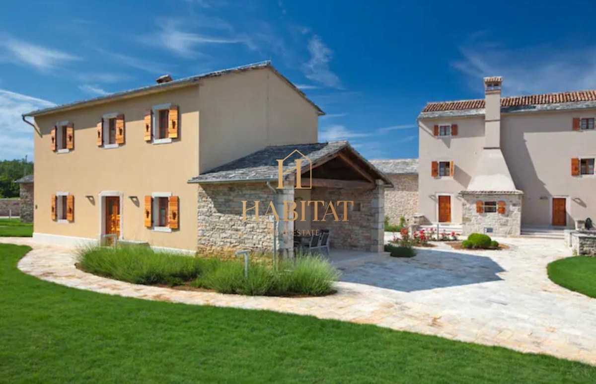 Istra, posestvo 4 objektov 1042m2, zemljišče 11700m2