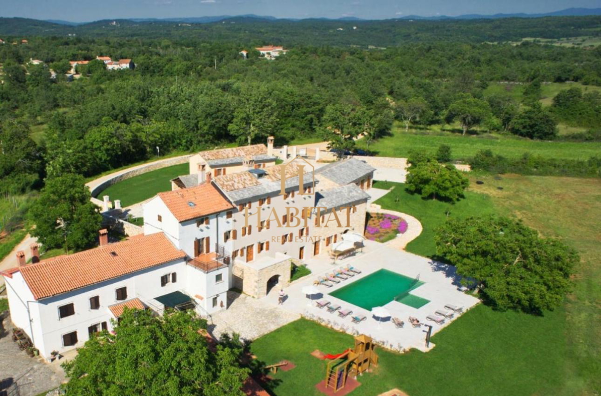 Istra, posestvo 4 objektov 1042m2, zemljišče 11700m2