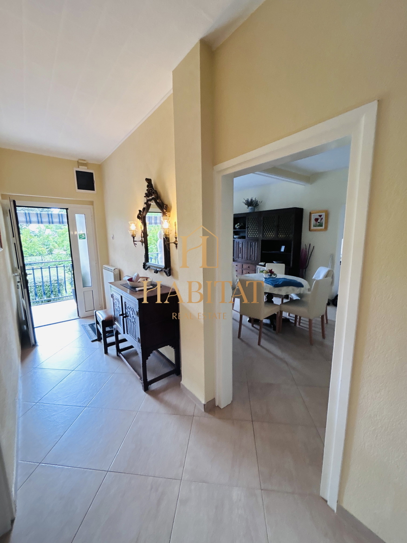 Istra, Umag, hiša s 6 apartmaji, 560m2, 1. red do morja