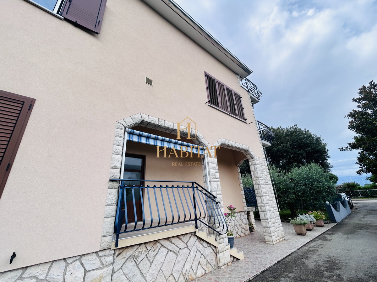 Istra, Umag, hiša s 6 apartmaji, 560m2, 1. red do morja