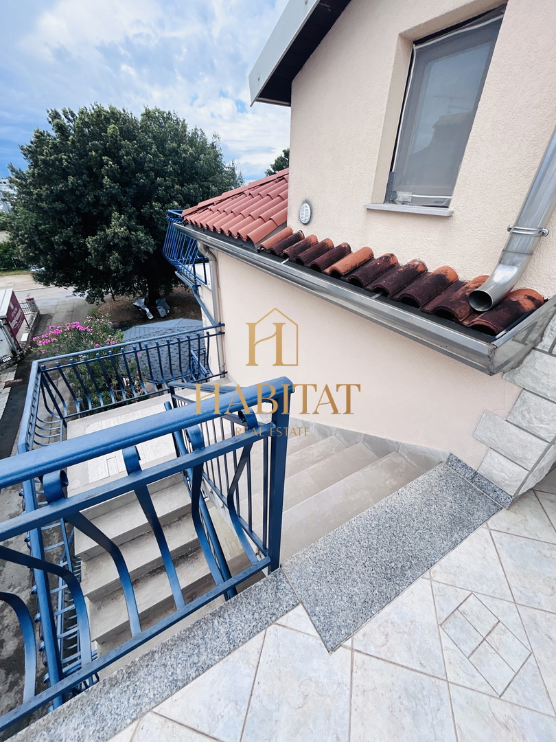 Istra, Umag, hiša s 6 apartmaji, 560m2, 1. red do morja