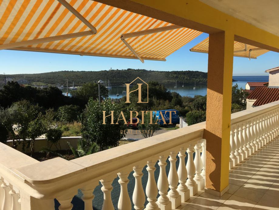 Istra, Banjole, hiša 540m2 s 4 apartmaji le 200m od morja