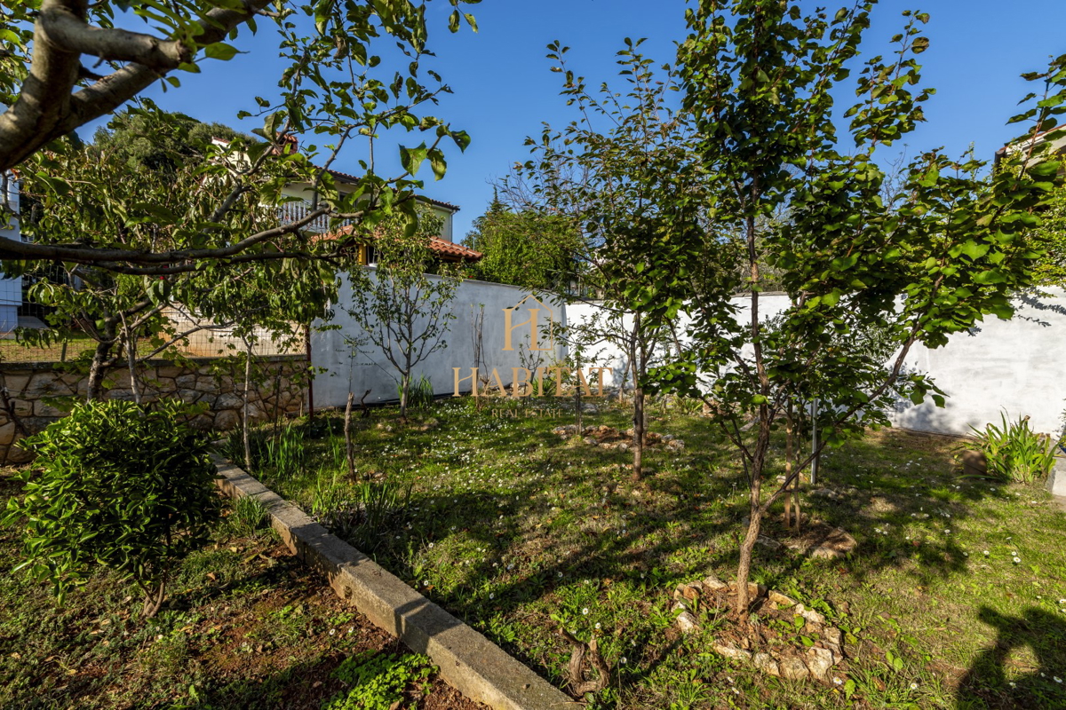 Istra, Banjole, hiša 540m2 s 4 apartmaji le 200m od morja