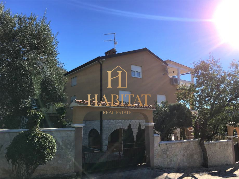 Istra, Banjole, hiša 540m2 s 4 apartmaji le 200m od morja