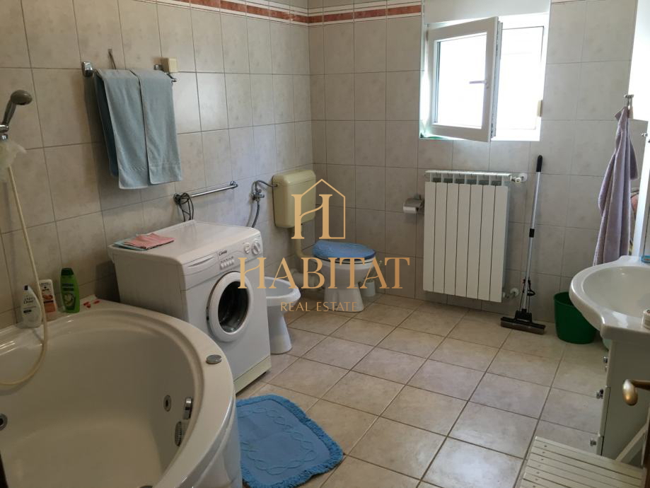 Istra, Banjole, hiša 540m2 s 4 apartmaji le 200m od morja