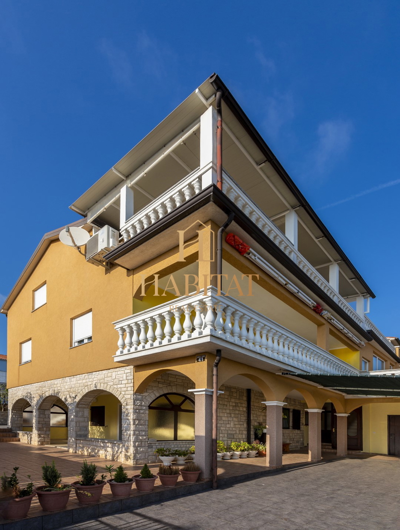 Istra, Banjole, hiša 540m2 s 4 apartmaji le 200m od morja