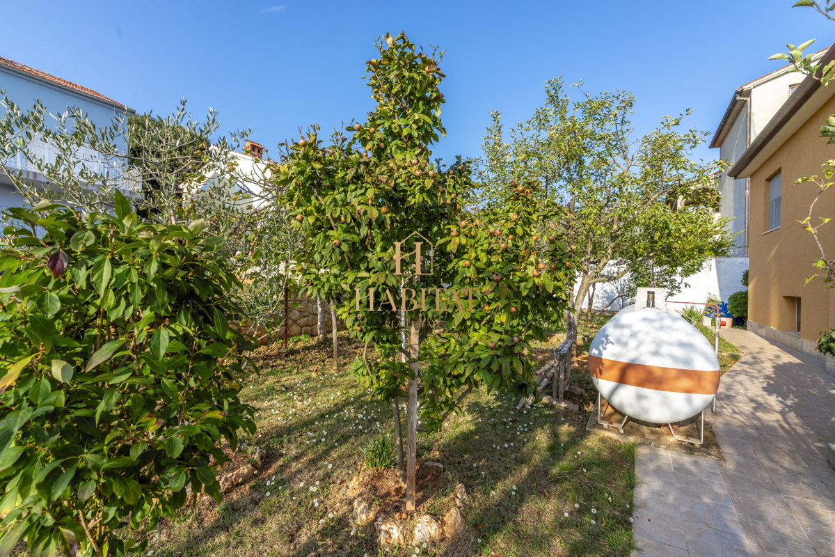 Istra, Banjole, hiša 540m2 s 4 apartmaji le 200m od morja
