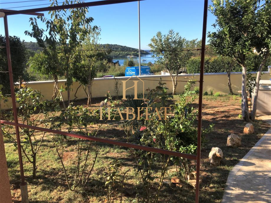 Istra, Banjole, hiša 540m2 s 4 apartmaji le 200m od morja