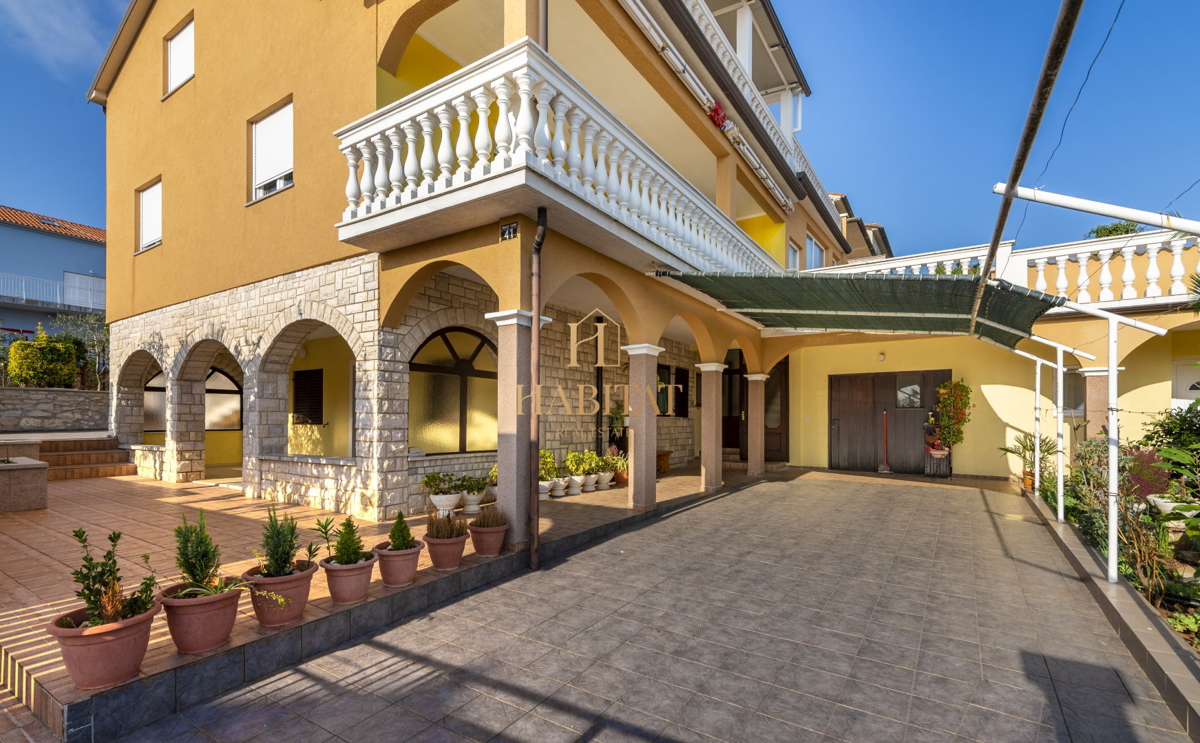 Istra, Banjole, hiša 540m2 s 4 apartmaji le 200m od morja
