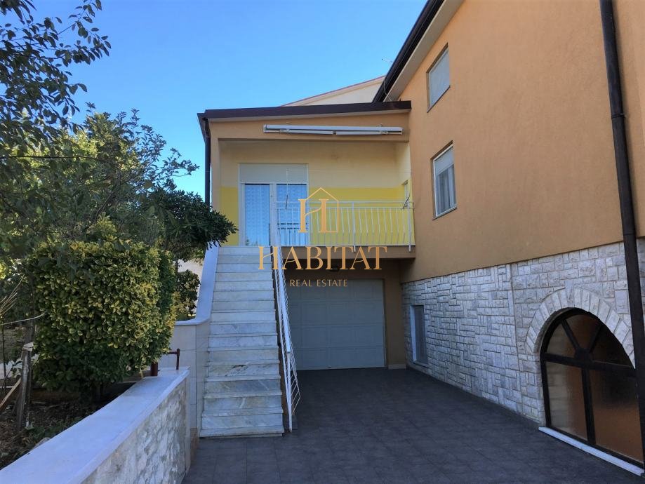 Istra, Banjole, hiša 540m2 s 4 apartmaji le 200m od morja